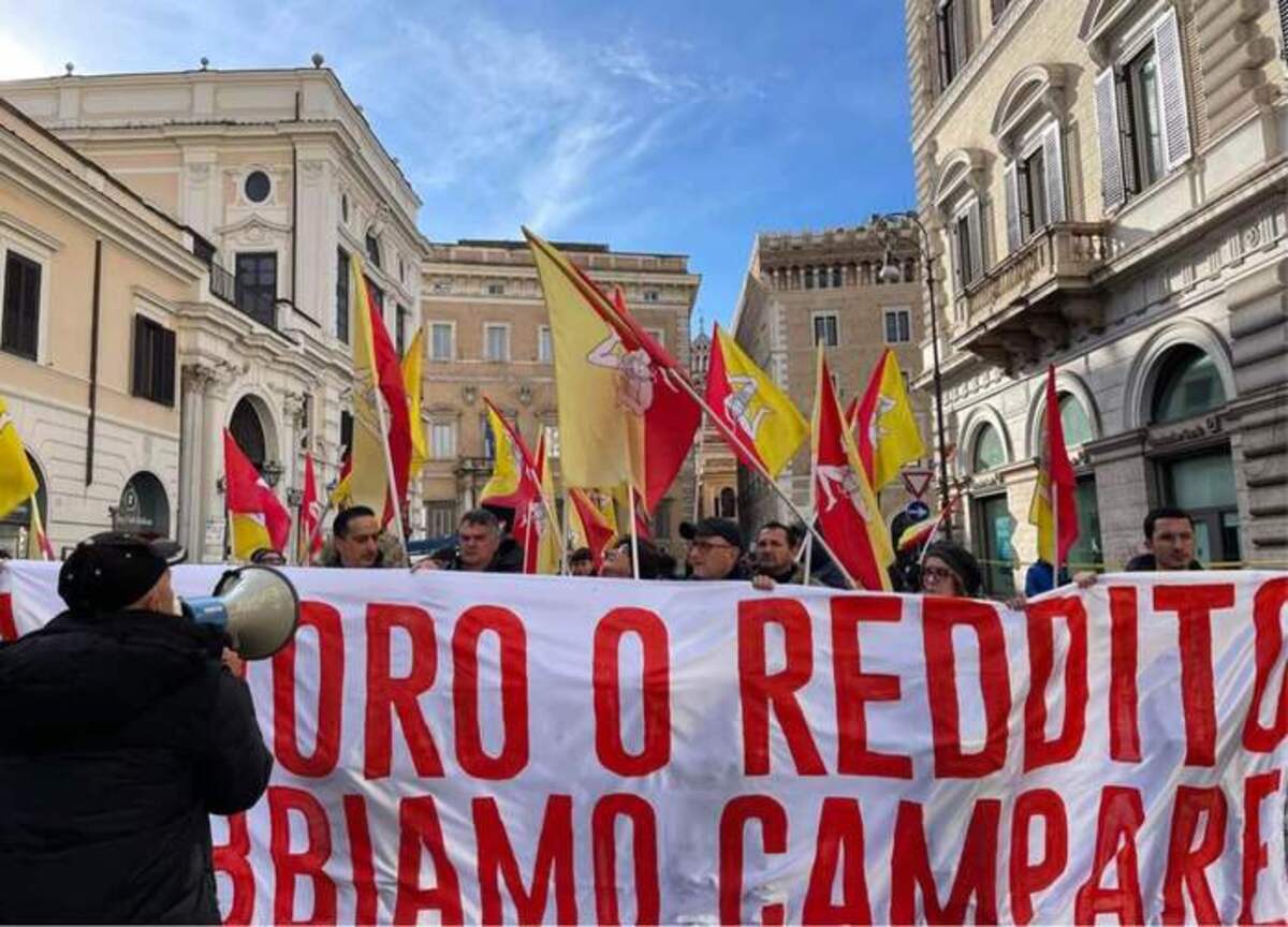 Siciliani a Roma per il Reddito di cittadinanza, "Lavoro o reddito, dobbiamo campare"
