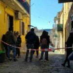 Follia in Sicilia, nuora uccide suocera, poi le si siede sopra e fuma sigaretta