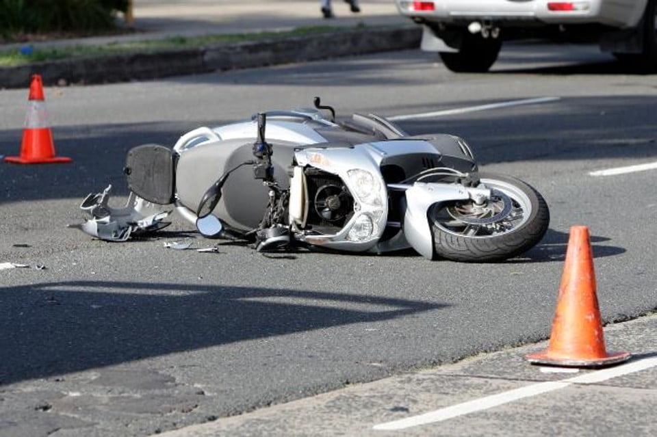 Scooter elettrico si schianta contro auto, 2 feriti in Viale Regione Siciliana