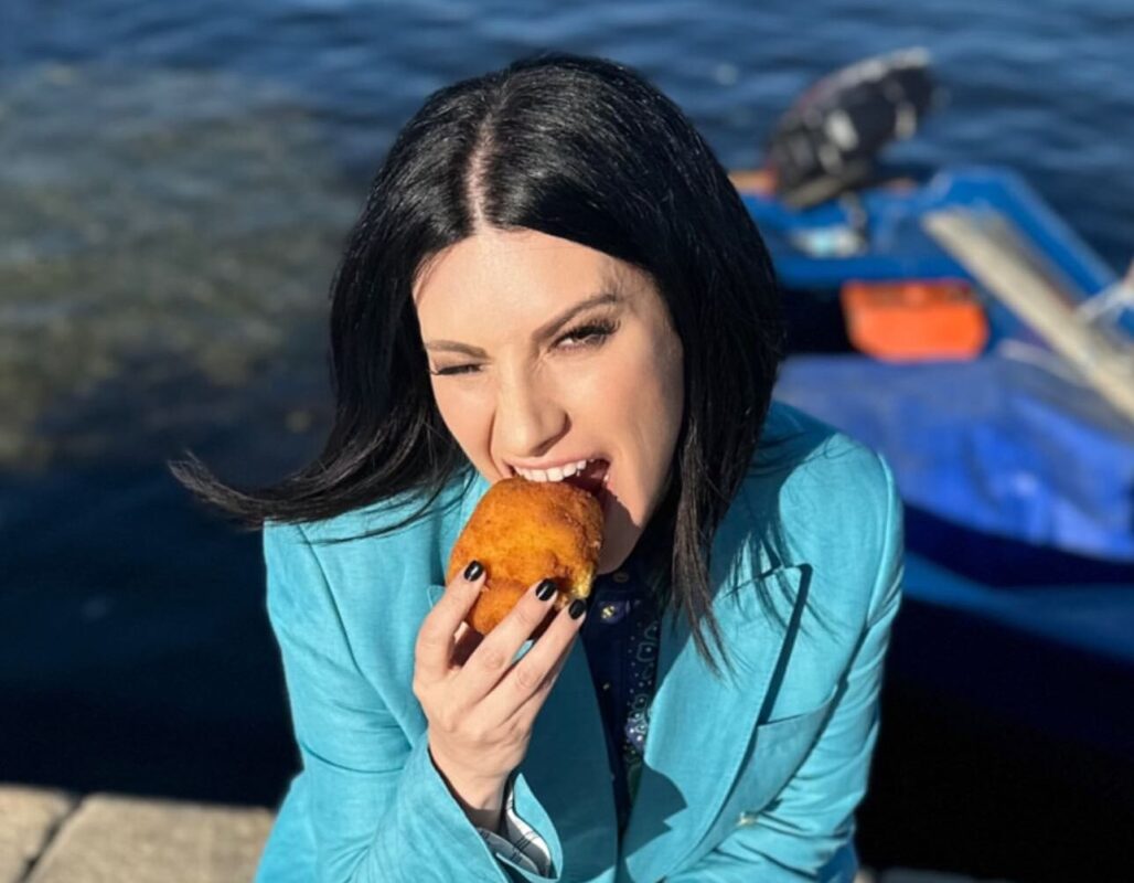 Laura Pausini in tour radiofonico in Sicilia: tra arancini, arancine e lacrime di nostalgia Palermo, 27 aprile 2023 - Laura Pausini, la diva internazionale della musica italiana, ha fatto tappa in Sicilia per visitare le radio dei due capoluoghi, Palermo e Catania, e presentare il suo tour nell'isola. La cantante, in occasione del suo trentennale di carriera, ha approfittato della sua permanenza per assaporare le delizie gastronomiche locali e condividere momenti emozionanti con i suoi fan.