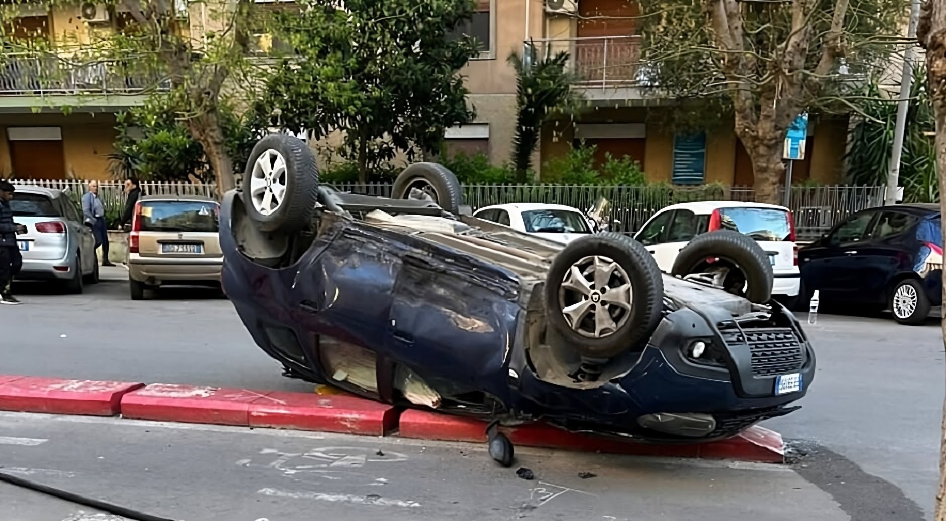 Questa mattina intorno alle ore 9 un grave incidente stradale ha avuto luogo in via Ausonia, all’altezza dell’incrocio con via Val di Mazara dove è avvenuto uno scontro tra una Dacia Duster e una Chevrolet Matiz.