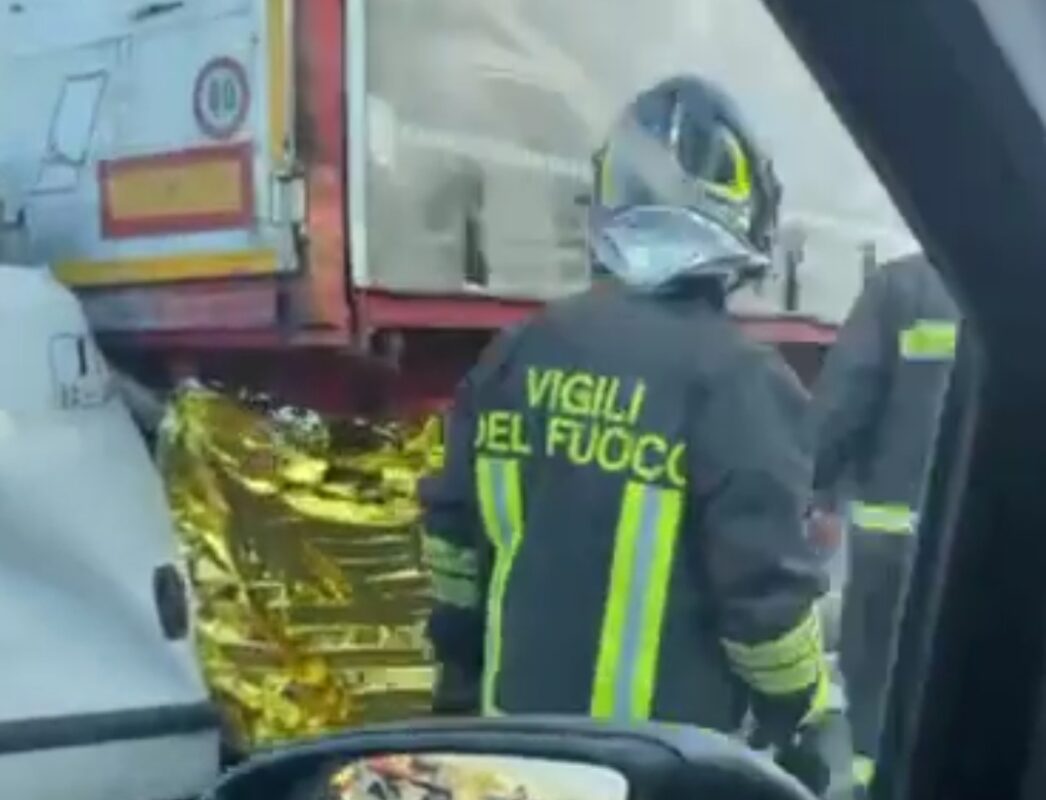 Tragico incidente mortale in Sicilia, l'ennesimo che macchia di sangue le strade dell'isola. Un uomo ha preso la vita ed un altro è rimasto ferito in modo grave in un incidente sull'autostrada A18 Messina-Catania.