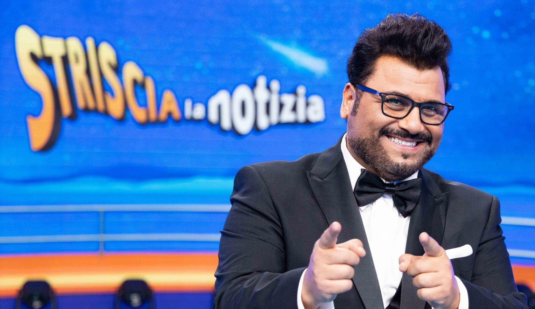 Sergio Friscia si racconta. Come ha fatto da Palermo a raggiungere le vette del successo? Non è tutto oro quello che luccica e lo sa bene l'artista palermitano Doc che ha dovuto fare gavetta prima di approdare tra le stelle del firmamento dello spettacolo italiano. In un'intervista rilasciata a Lanotizia.it, l'attore, comico e speaker radiofonico palermitano ha condiviso il suo percorso artistico, che lo ha portato a raggiungere il successo in diversi ambiti come il cinema, la televisione, il teatro e soprattutto la radio, suo primo amore.