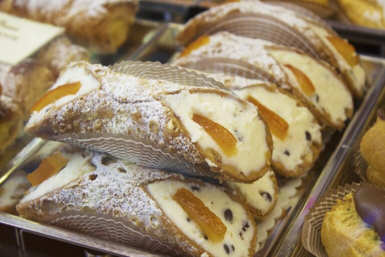 Cannolo siciliano tra i piatti più amati dai turisti italiani: ecco i risultati del Rapporto sul turismo enogastronomico italiano 2023