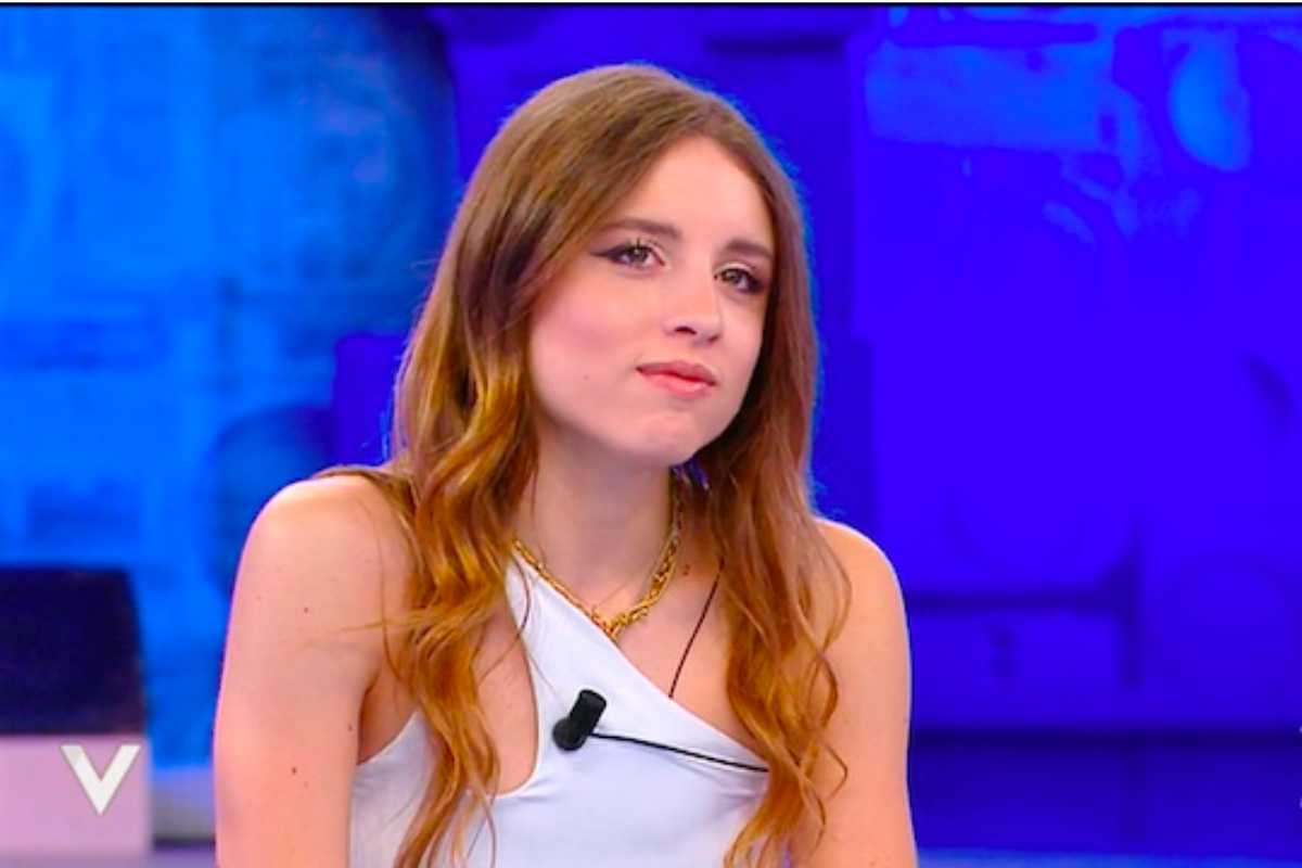 Angelina Mango, la finalista di Amici 23, stupisce i fan annunciando il suo primo instore tour in Italia. La cantante, figlia del celebre artista Mango, sarà anche a Palermo per incontrare i suoi fan.