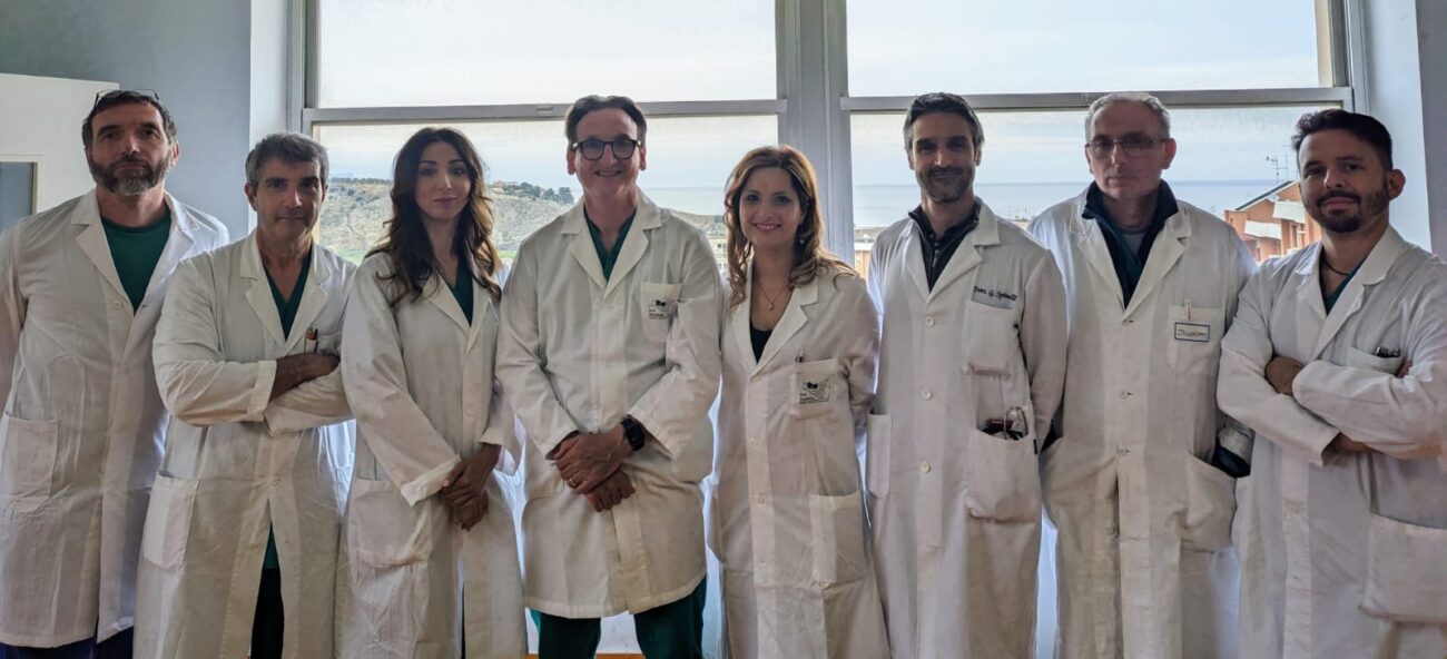 Asportato tumore di 16 chili, eccezionale intervento all'Ospedale di Termini Imerese PALERMO 11 MAGGIO 2023 – L’equipe chirurgica dell’Ospedale “Cimino” di Termini Imerese è stata impegnata per 9 ore in un delicato intervento per l’asportazione di un raro tumore retroperitoneale di ben 16 kg. su un paziente di 59 anni. Al tavolo operatorio si sono alternati 4 chirurghi: il primario, Giacomo Urso, Gabriele Spinelli, Maria Angela Di Maggio e Donatella Costanzo.