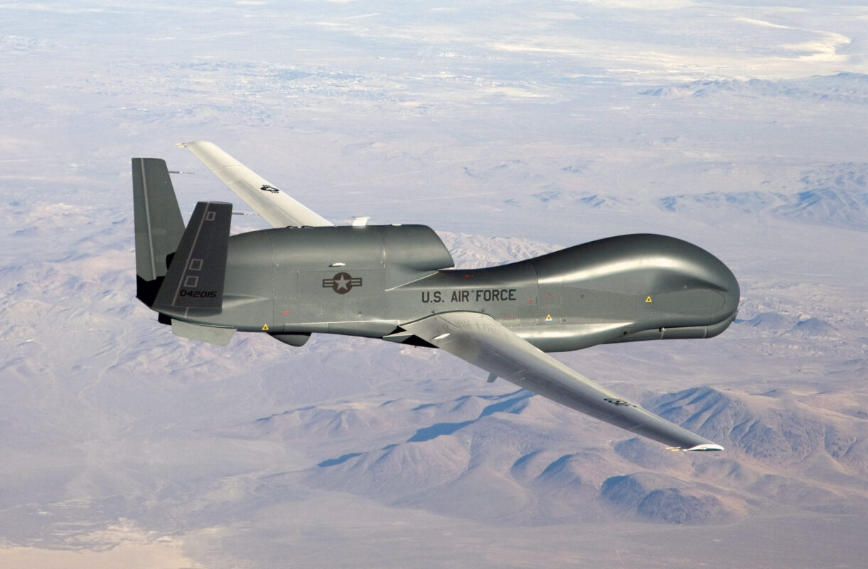 Un drone RQ-4 Global Hawk, prodotto dalla Northrop Grumman, ha effettuato una missione di ricognizione sul Mar Nero al largo della costa della Crimea oggi. Secondo Rbc-Ucraina, il drone statunitense è decollato dalla base di Sigonella, in Sicilia, e ha attraversato l'aria di diversi Paesi europei, volando ad un'altitudine di 18.000 metri. Il velivolo è in grado di volare ad una velocità massima di 575 km/h e ha un'autonomia di 34 ore.