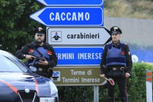 Un dispiegamento di forze imponente ha interessato il comprensorio di Termini Imerese nelle ultime ore: quasi 150 persone identificate, oltre 44 verbali al Codice della Strada per un totale che supera i 48mila euro di sanzioni, patenti ritirate, sequestri e una serie di denunce che spaziano dalla guida in stato di ebbrezza alla contraffazione di targhe, fino al furto di energia elettrica.