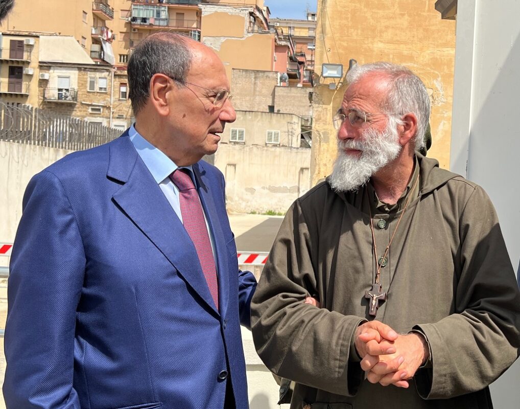 Si avvera il sogno di Biagio Conte, la Missione palermitana diventa green La sede di via Decollati della Missione di Speranza e Carità, fondata da Biagio Conte a Palermo, può contare adesso su un padiglione destinato all'accoglienza dei più poveri completamente autonomo dal punto di vista energetico. La Regione Siciliana, alla presenza del presidente Renato Schifani e del responsabile della Missione don Pino Vitrano, ha consegnato l'immobile "ex Aeronautica", all'interno della Cittadella del povero e della speranza, nel quale sono stati conclusi i lavori di efficientamento energetico, costati circa un milione di euro a valere sulle risorse dell’Azione 4.1.1 del Po Fesr 2014/2020. L'intervento finanziato prevedeva la promozione dell’eco-efficienza e la riduzione di consumi di energia primaria in edifici e strutture pubbliche, attraverso opere di ristrutturazione, installazione di sistemi intelligenti di telecontrollo, regolazione, gestione, monitoraggio e ottimizzazione dei consumi energetici e delle emissioni inquinanti, installazione di sistemi di produzione di energia da fonte rinnovabile da destinare all’autoconsumo.