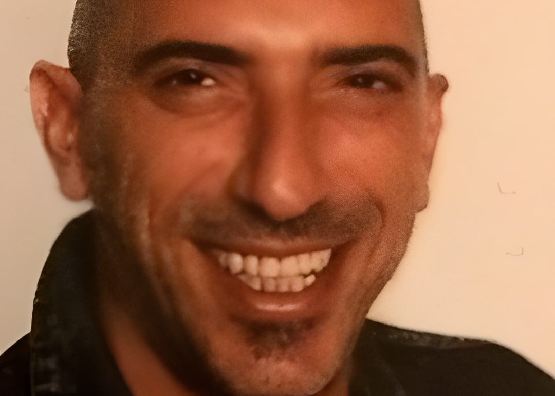 Nino Oieni si è spento a 52 anni nella sua abitazione di Gangi, dopo aver combattuto per due anni contro la SLA, la malattia neurodegenerativa che lo aveva colpito. Nato a Castel di Lucio, Nino si era trasferito a Gangi per lavoro, dove aveva conosciuto l’amore della sua vita, Antonietta, che gli è rimasta accanto fino all’ultimo.