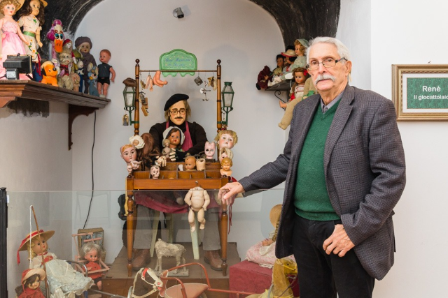 È morto, la scorsa notte, Pietro Piraino Papoff direttore e creatore del museo Del Giocattolo. Noto ceroplasta che per anni ha dedicato, con tutta la sua maestria, la sua vita a raccogliere preziosi giocattoli storici e a creare statue e oggetti in cera. Pietro Piraino Papoff nel 1994 con le figlie Laila e Lucilla, crea l'associazione "Museo del Giocattolo Pietro Piraino" che si occupa della ricerca, del restauro, della catalogazione e della conservazione di vecchi giocattoli e di vecchi giochi. Il museo ha il patrocinio dell'UNICEF e del Ministero della Pubblica Istruzione.
