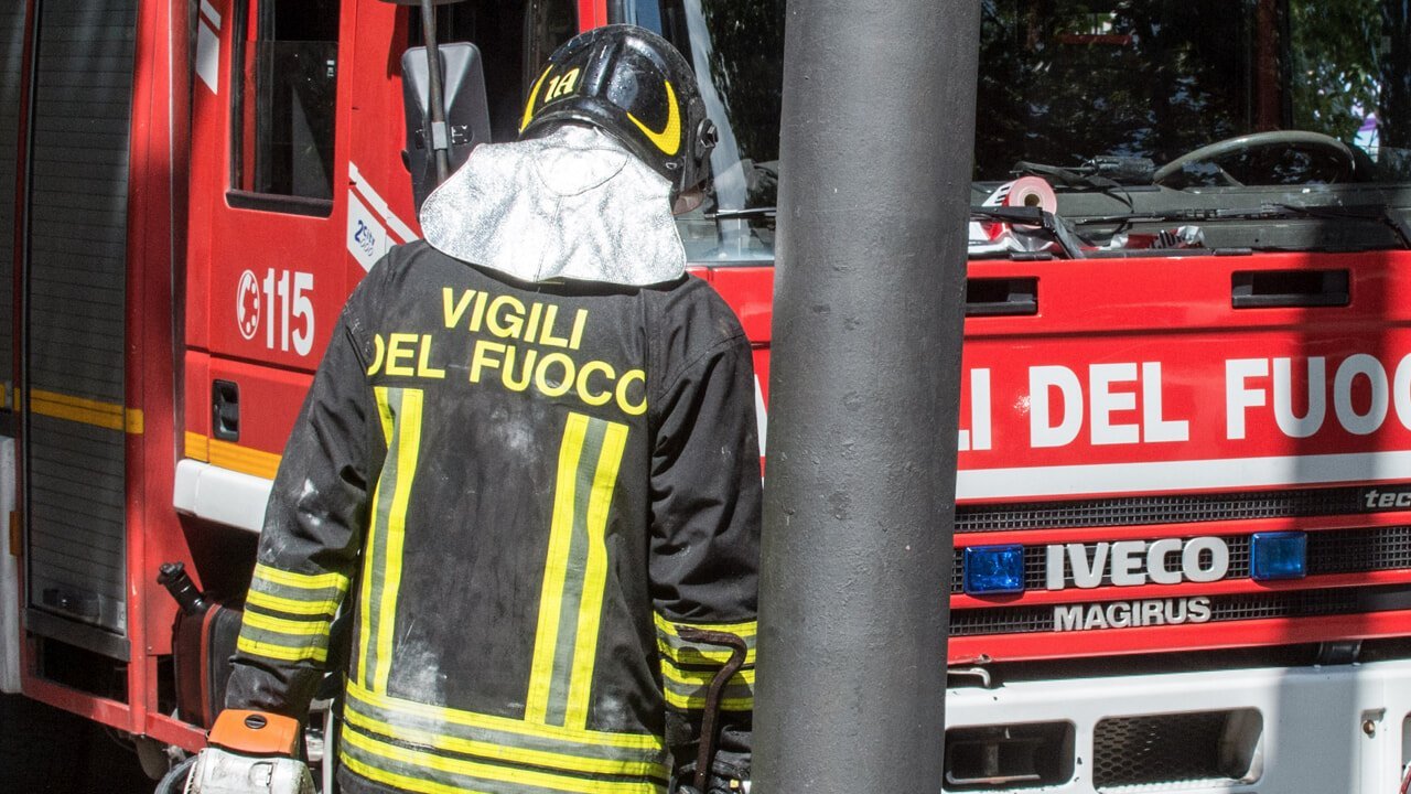 Inferno di fuoco: palazzina rasa al suolo, donna lotta tra la vita e la morte a Palermo