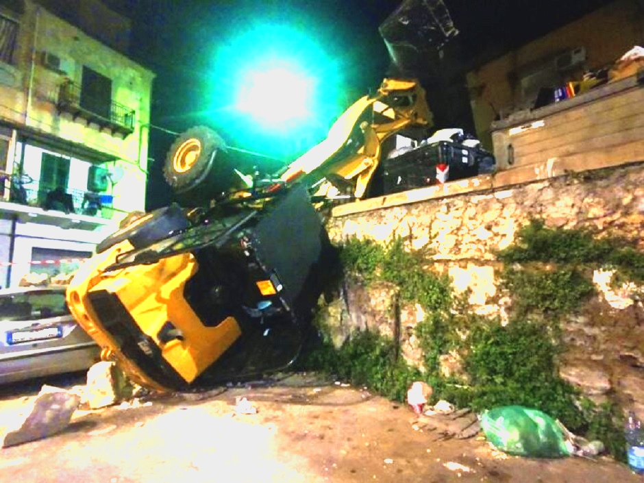 Una pala meccanica della Rap si ribalta a Palermo e un operaio finisce in ospedale