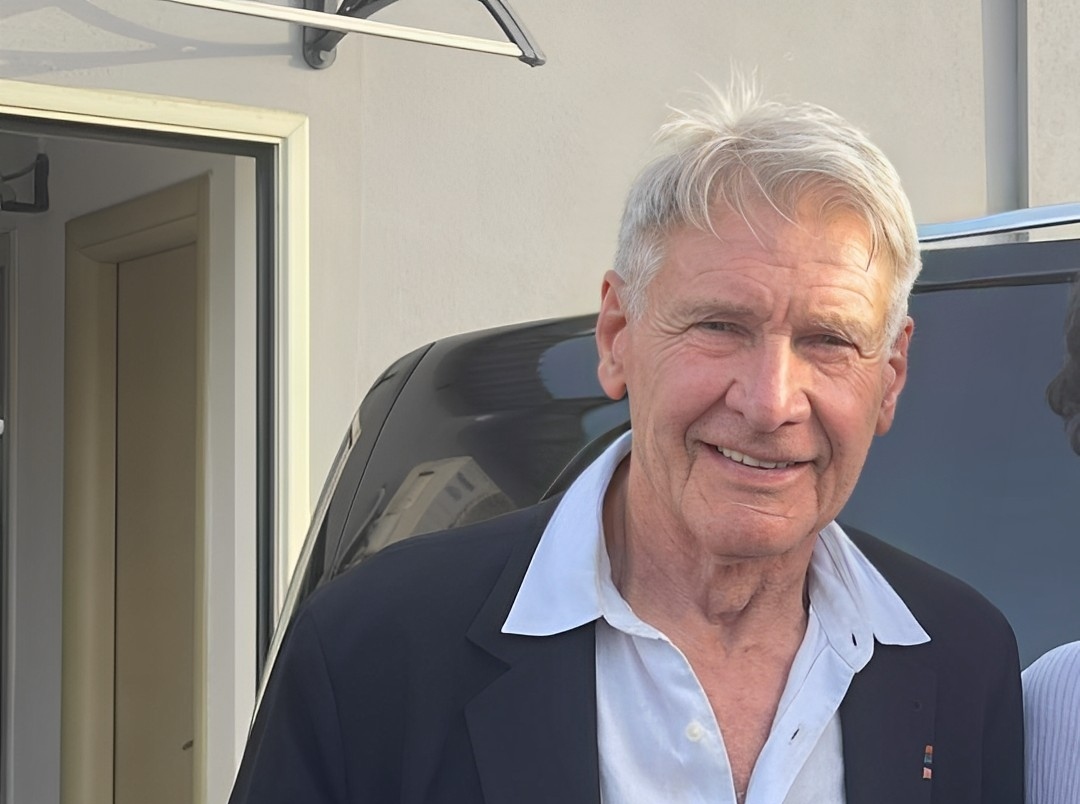 Harrison Ford che si concede ai fotografi una volta atterrato all'aeroporto di Catania