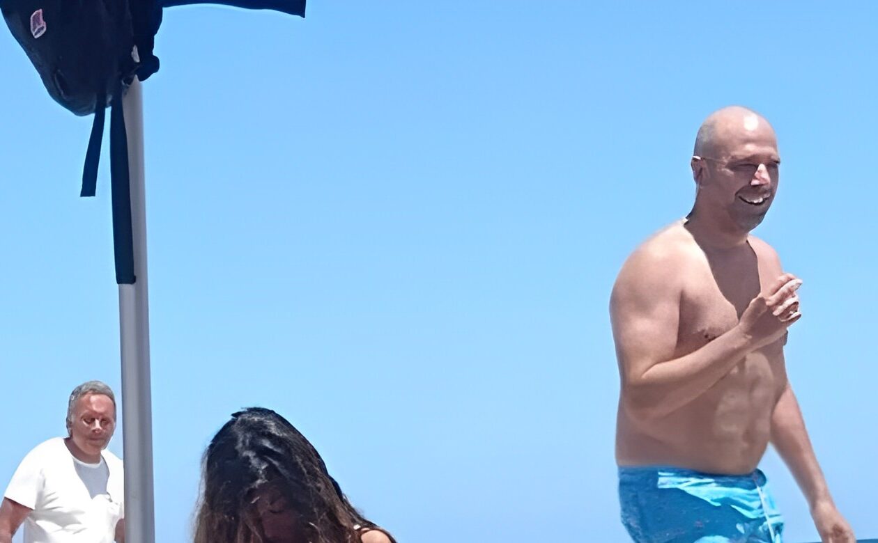 In attesa di scatenarsi sul palco, Zalone si è gustato una giornata da comune mortale tra lettino, bagno in mare, chiacchiere spensierate e pranzo in un lido della borgata marinara di Palermo. Non si è risparmiato nel dispensare selfie e sorrisi a tutti coloro che lo hanno riconosciuto e gli hanno chiesto una foto ricordo.