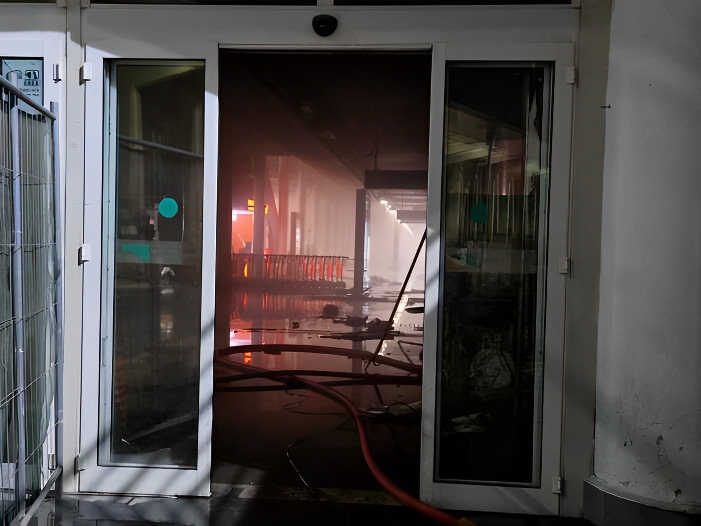 Terrore all'Aeroporto di Catania in fiamme, passeggeri in fuga: chiuso fino a mercoledì