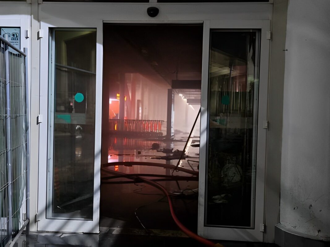 Attimi di terrore e panico la scorsa notte all'aeroporto di Catania, dove un vasto incendio è divampato nel terminal partenze gettando nel caos i passeggeri presenti. Scene apocalittiche si sono vissute tra le mura dello scalo etneo.