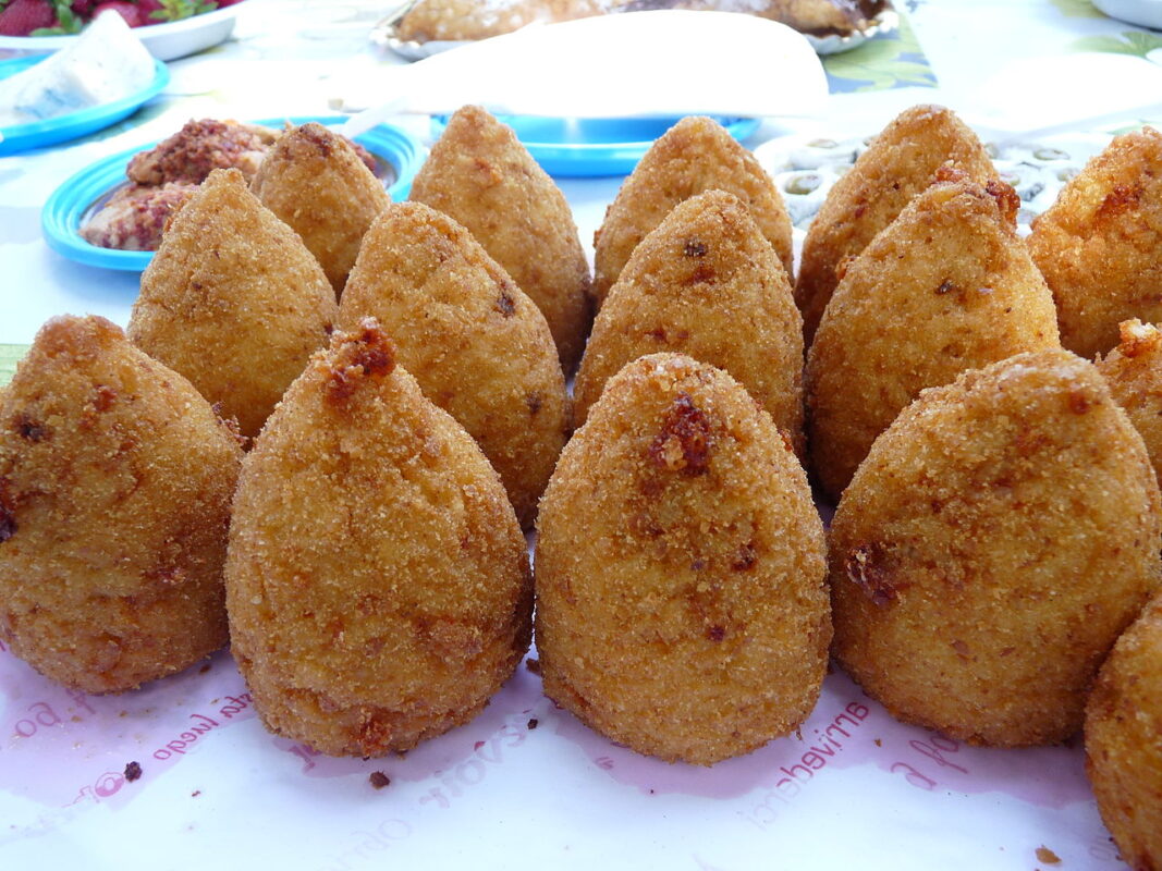 A Torino la Festa Siciliana nasce per far rivivere ni colori, i suoni, i profumi della Sicilia, con prodotti tipici del territorio. Grande spazio verrà dato ai prodotti enogastronomici e si potranno gustare le prelibatezze della Sicilia: arancine, fritto misto, pane ca meusa, cannoli , cassate, stigghiola, pasta con le sarde e tanto altro.Il tutto accompagnato dalle migliori birre e vini artigianali .Intrattenimento, foto e autografi con l'attore e ospite d'onore Tony Sperandeo.