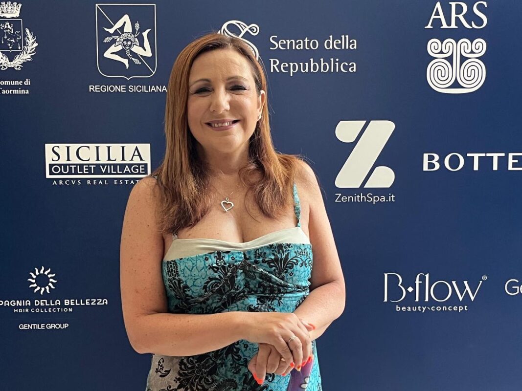 “Vengo spesso emarginata nel lavoro perché viene considerata la mia malattia”. A dirlo è l'attrice e scrittrice Antonella Ferrari, affetta da sclerosi multipla, ospite a Taormina in occasione del Nations Award, il Premio Cinematografico delle Nazioni. “Io - ha proseguito la Ferrari - non sono la mia malattia, ma un'attrice che ha studiato molto per fare questo mestiere, ma che viene spesso discriminata per la mia patologia che comunque mi permette di recitare, lavorare e avere una famiglia. Bisogna sensibilizzare sulla sclerosi multipla e far capire che la ricerca è fondamentale. Chiedo ai produttori e ai registi di farmi lavorare e di non valutare la mia cartella clinica ma il mio curriculum”.