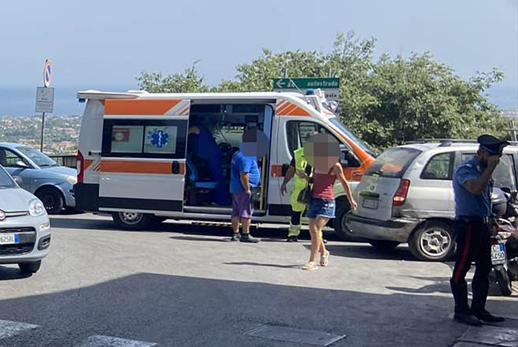 Un gesto estremo che poteva trasformarsi in tragedia è stato evitato ieri mattina a Carini, in provincia di Palermo, grazie all'intervento di tre dipendenti comunali. Una donna, con un bambino in braccio, ha tentato di gettarsi nel vuoto dal cavalcavia che sovrasta la via Palermo. A impedire il terribile gesto sono stati i signori Salvatore Lello, Vincenzo Viglianisi e Salvatore Monterosso, impiegati presso l'ufficio anagrafe del Comune, accorsi prontamente udendo le urla della donna in evidente stato di agitazione.