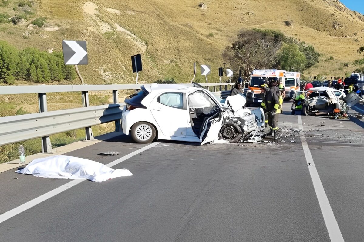 Un terribile incidente stradale si è verificato nel pomeriggio di ieri sulla statale 626 Caltanissetta-Gela, all’altezza del viadotto Capodarso. Il bilancio è di tre morti e due feriti gravi. Fra le vittime anche due giovani palermitani: Giovanni Fossile di 28 anni e Eleonora Modica di 31 anni. I due viaggiavano a bordo della stessa automobile e sono deceduti sul colpo a seguito dell’impatto.