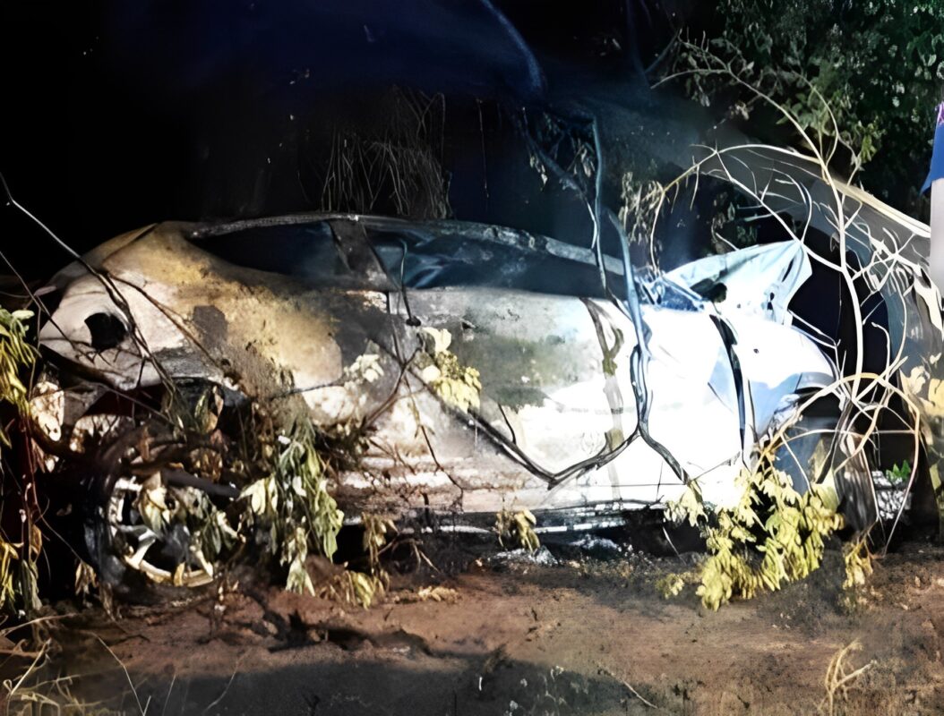 Tragedia nella notte a Palermo, alla Favorita. Un giovane di 20 anni è morto carbonizzato nell'incendio della sua auto, dopo essere uscito fuori strada. L'incidente è avvenuto in viale Diana, vicino alle Scuderie Reali, intorno alle 2 di notte.