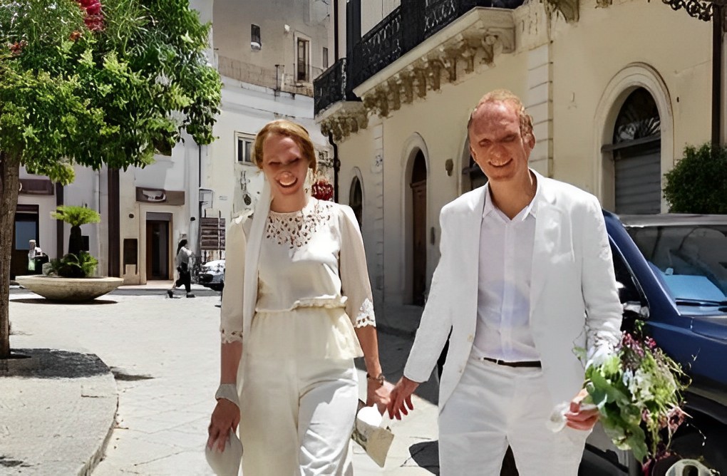 Un matrimonio da sogno quello celebrato ieri mattina nell'incantevole scenario del Commissariato di Vigata, location ideale per suggellare l'amore tra Chiara e Antonio Sellerio. Gli sposi, elegantissimi in abito bianco, hanno pronunciato il fatidico sì circondati dall'affetto delle loro adorate bambine e di pochi intimi, per un totale di soli 28 invitati.