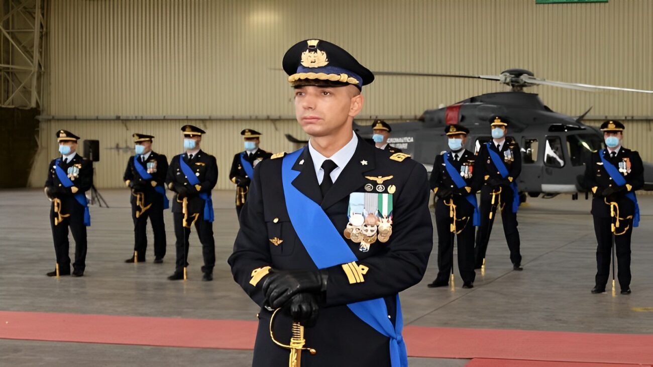 MARSALA - Il tenente colonnello dell'Aeronautica Militare, Boris Petracca, ha dimostrato di essere un eroe anche fuori dal servizio, salvando un turista trentenne che rischiava di annegare sulla spiaggia di un lido sul lungomare di Marsala. Attualmente in vacanza con la sua famiglia, Petracca ha 16 anni di esperienza nel gruppo Sar di Trapani-Birgi e ora lavora al Comando Operativo di Vertice Interforze a Roma.