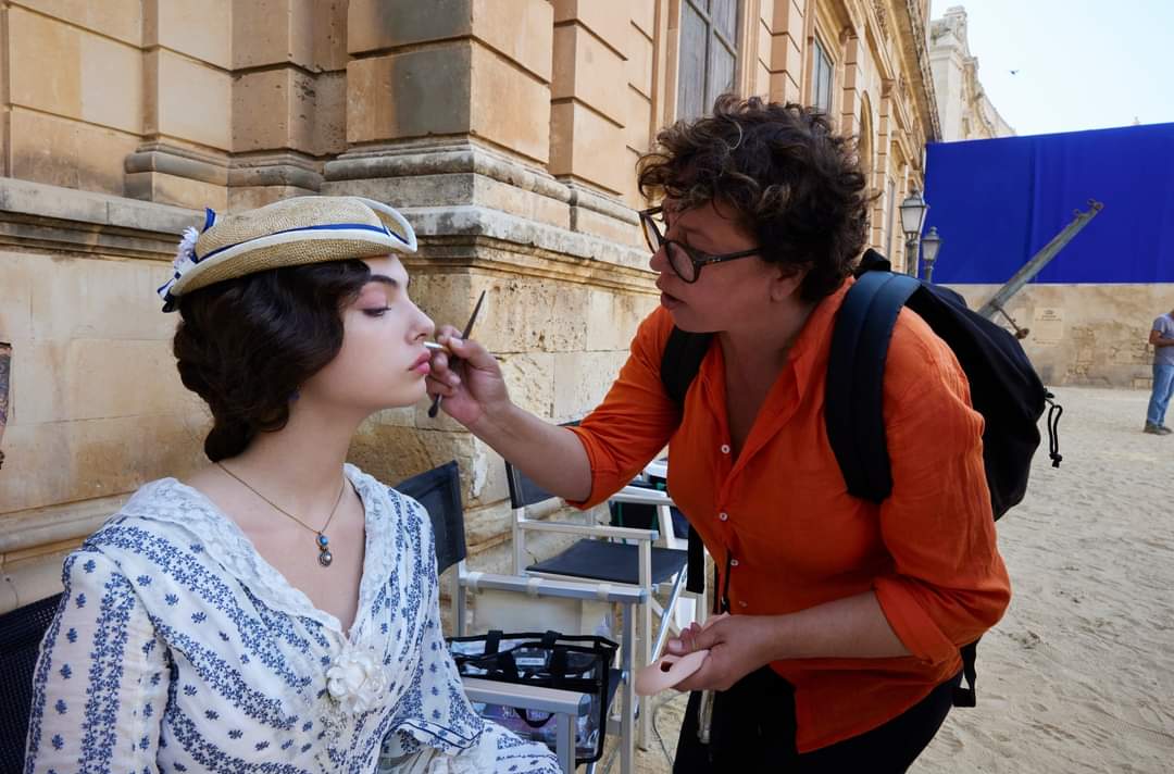 Le immagini dal set siciliano della nuova serie Netflix “Il Gattopardo” ci hanno fatto sognare, trasportandoci in un’epoca lontana grazie ai sontuosi costumi e alla bellezza senza tempo dei luoghi. In particolare, vedere la giovane Deva Cassel nei panni di Angelica Sedara, la splendida ragazza della buona borghesia siciliana che sarà la causa della disgregazione sociale nella Palermo dell’Ottocento, è stato come fare un tuffo nel passato.