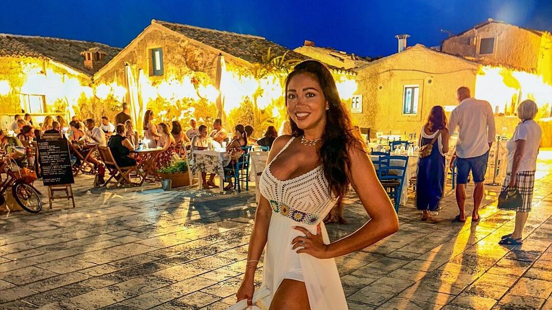 Francesca Del Bufalo incantata dalla Sicilia: la nota influencer tra Noto, Siracusa e Taormina La bellissima influencer svizzera Francesca Del Bufalo ha scelto la Sicilia come meta delle sue vacanze estive e sta documentando il suo viaggio da sogno sul suo seguitissimo profilo Instagram. Con i suoi oltre 136mila follower, la ragazza sta facendo letteralmente impazzire il web con gli scatti da cartolina nelle località più ambite dell'isola: da Taormina a Ortigia, a Sciacca a Marzamemi.