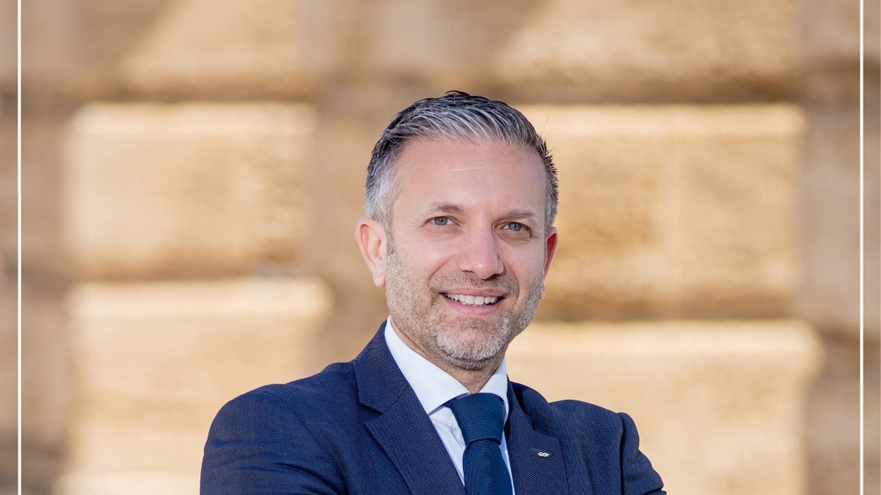 Giuseppe Giorgianni è un moderno Archimede di Sicilia: ha brevettato un nuovo sistema di intelligenza artificiale per il turismo eco-sostenibile che si basa sulla creazione di nuovi servizi automatizzati a zero impatto ambientale per soddisfare la crescente richiesta di una vacanza smart e senza eccessiva programmazione. Un sistema innovativo che contribuisce alla sostenibilità ambientale e alla riduzione delle emissioni inquinanti, fornendo al turista la possibilità di vivere un'esperienza turistica innovativa e di valorizzare le tradizioni territoriali.