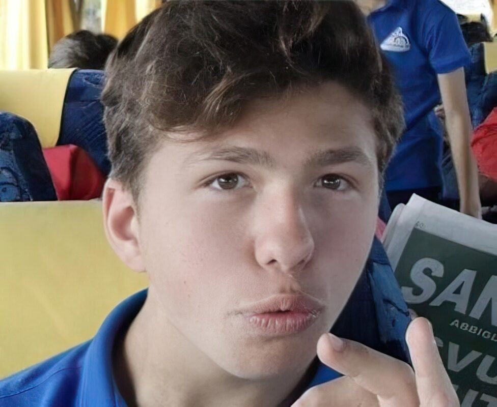 La morte di Gabriele, la telefonata nel cuore della notte al papà: era un "ragazzo d'oro" Una notizia terribile ha sconvolto Palermo. Gabriele Naccari, ventenne studente e calciatore, ha perso la vita nel tragico incidente stradale in viale Diana, alla Favorita. Il giovane, a bordo della sua Alfa Mito, si è schiantato contro un albero e la vettura ha preso fuoco. Quando i vigili del fuoco sono intervenuti, per Gabriele non c’era più niente da fare. È morto carbonizzato, intrappolato nell’abitacolo.