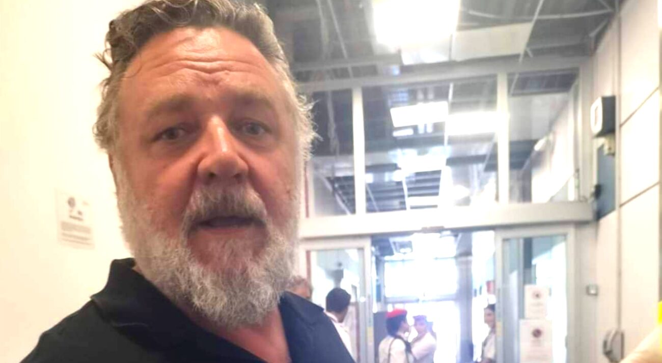Palermo - L'attore Russell Crowe è atterrato all'aeroporto Falcone Borsellino di Palermo, ultima tappa del suo viaggio in Sicilia prima di fare ritorno a casa. La star hollywoodiana, diventata famosa per film come Il Gladiatore, ha trascorso alcuni giorni di relax e vacanza tra Taormina e le isole Eolie, godendosi le bellezze dell'isola.