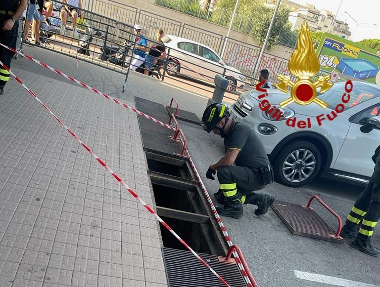 Palermo, cede grata davanti a Mediaworld: 11enne precipita per 4 metri Palermo - Momenti di paura oggi pomeriggio davanti a Mediaworld, in viale Regione Siciliana, dove una bambina di 11 anni è precipitata per circa 4 metri a causa del cedimento di una grata metallica.