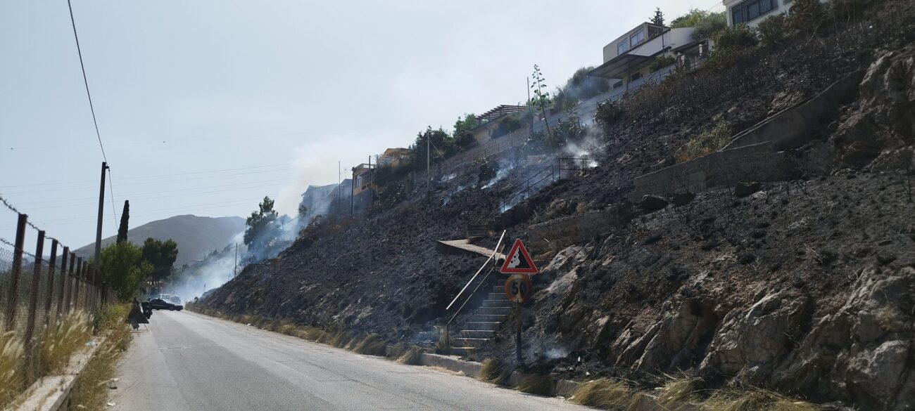 Non si arresta l'emergenza incendi a Monreale, dove per il secondo giorno consecutivo il Monte Caputo è attaccato da un vasto rogo che sta devastando l'intero versante. Nonostante gli sforzi, l'incendio divampato ieri nella zona dell'Abbeveratoio non è mai stato domato completamente e stamattina è riesploso in tutta la sua violenza.