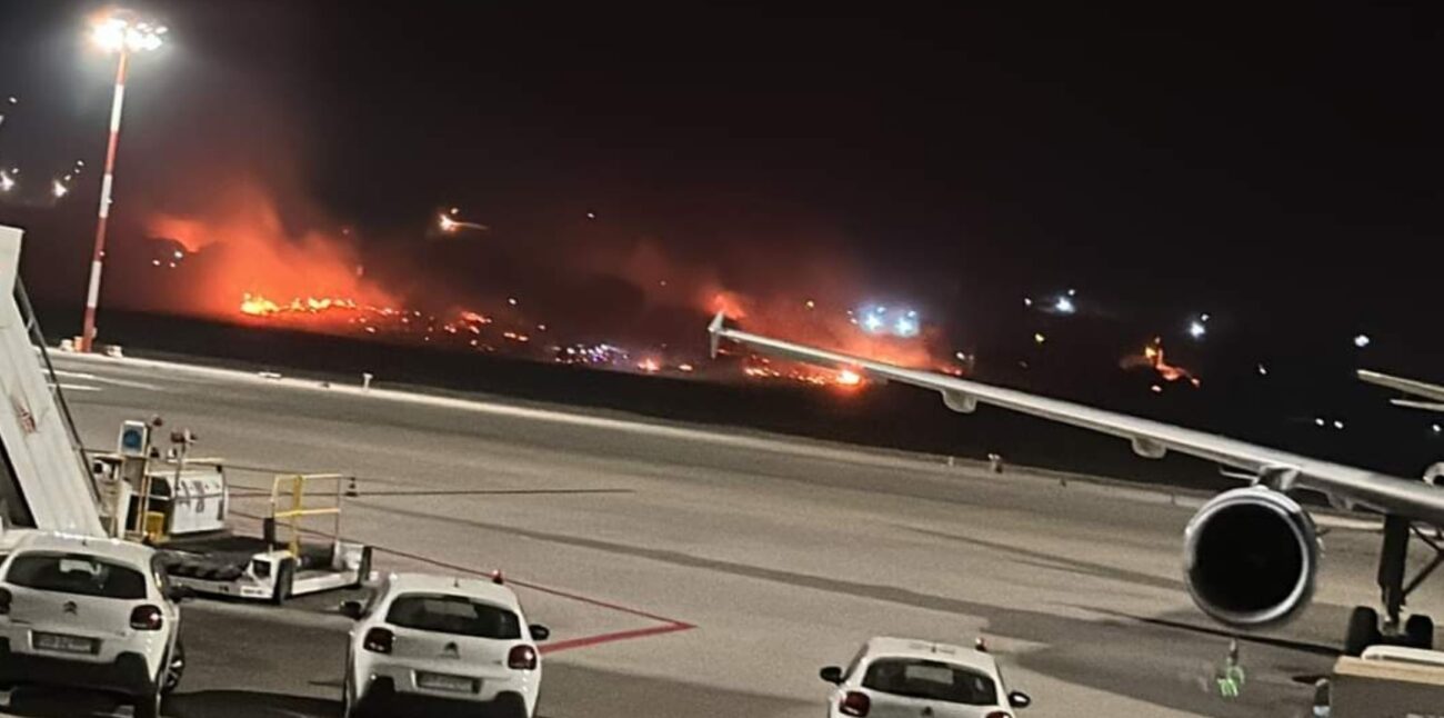 Apocalisse in Sicilia, notte di fuoco e paura ovunque: aeroporto di Palermo chiuso Palermo - Notte di paura e caos in Sicilia, con vasti incendi che hanno costretto alla chiusura dell'aeroporto di Palermo e minacciano abitazioni e infrastrutture. Le fiamme divampano senza controllo da Palermo fino ad Alcamo, alimentate dal caldo record e dai forti venti.