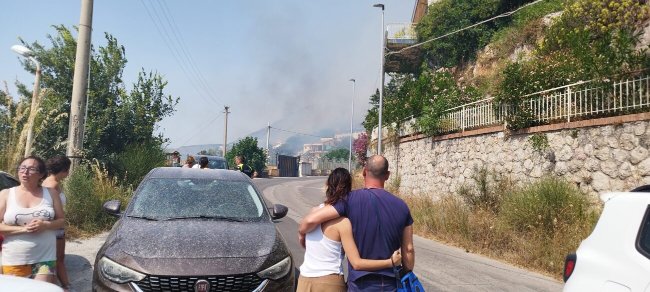 Inferno di fuoco nel Palermitano, anziana muore a Monreale, paese evacuato ad Altofonte È un inferno di fiamme nel Palermitano, con vasti incendi fuori controllo che stanno mettendo in ginocchio l'intera provincia. A Monreale il bilancio è drammatico: una donna di 88 anni, Rita Gaetana Pillitteri, è morta perché i soccorsi non sono riusciti a raggiungerla a causa del fuoco.