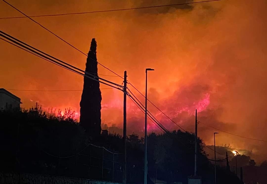 Tragedia a Cinisi, in provincia di Palermo, dove all'interno di un'abitazione andata a fuoco in via Fondo Orsa sono stati ritrovati i corpi carbonizzati di due anziani, un uomo di 87 anni e una donna di 85.