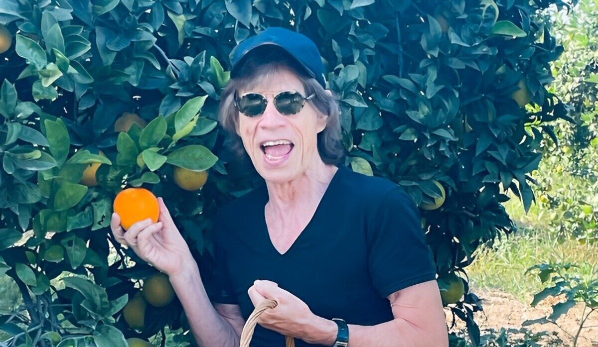 La rockstar Mick Jagger ha acquistato una villa fronte mare a Portopalo di Capo Passero, nella punta più meridionale della Sicilia. Dopo aver girato a lungo l'isola negli ultimi anni, il leader dei Rolling Stones ha deciso di comprare casa in uno dei luoghi più suggestivi e incantevoli della regione.