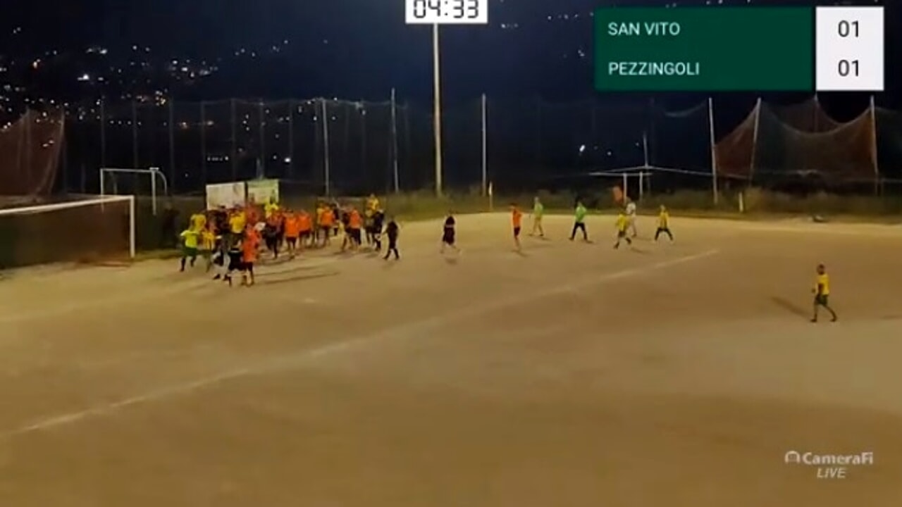 MONREALE - Una partita di calcio tra amatori che finisce in una maxi rissa con calci, pugni e spintoni tra i giocatori. È accaduto a Monreale, durante la semifinale del Torneo dei Quartieri tra le squadre di San Vito e Pezzingoli. Mancava poco alla fine dell'incontro, terminato poi 1-1, quando da un banale fallo di gioco è scoppiato il finimondo.