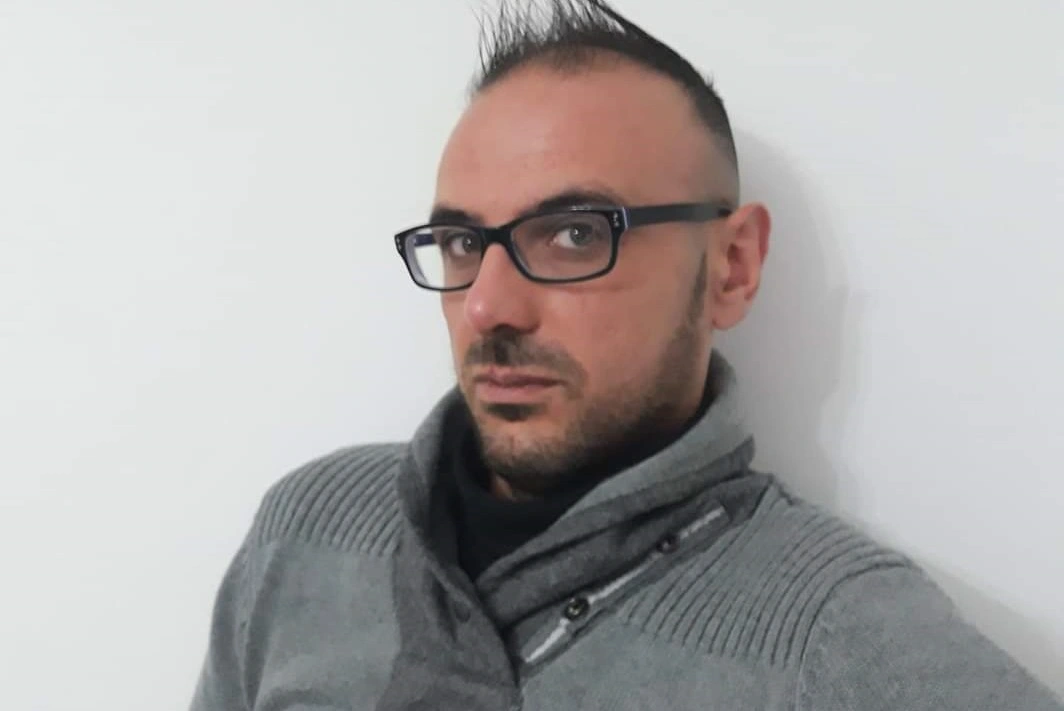Un tragico destino sembra accanirsi sulla famiglia D'Antonio di Vittoria, in provincia di Ragusa. A quattro anni dalla morte dei piccoli Alessio e Simone, i due cuginetti travolti e uccisi da un Suv pirata nel centro della cittadina siciliana, un altro lutto colpisce i parenti delle giovani vittime. Nella notte, Samuele Giudice, 38enne di Vittoria, è morto dopo essere stato investito da un'auto a Marina di Ragusa. L'uomo, sbalzato a decine di metri dall'impatto, è deceduto sul colpo per le gravissime lesioni riportate. Inutili i soccorsi del 118.