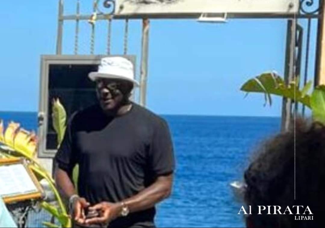 Michael Jordan a Lipari ed è bagno di folla Michael Jordan a Lipari ed è bagno di folla per lui. L’ex stella dei Chicago Bulls Michael Jordan ha fatto una breve visita oggi a Lipari, suscitando grande entusiasmo tra residenti e turisti. Dopo essere stato avvistato qualche giorno fa all’aeroporto di Catania, il campione NBA è stato fotografato mentre passeggiava per le strade dell’isola.