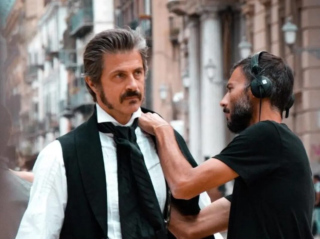 Il Gattopardo girato in Sicilia avrà una scena epica: quando esce su Netflix? Il Gattopardo è la serie evento di Netflix girata in Sicilia. Il fruscio degli abiti ottocenteschi, lo scalpitio degli zoccoli dei cavalli, atmosfere d’altri tempi in una cornice scenografica naturale: Palazzo Biscari di Catania, preziosa testimonianza del barocco siciliano. Qui, nel cuore del capoluogo etneo, si concludono le riprese in Sicilia della serie Netflix Il Gattopardo, tratto dal romanzo di Giuseppe Tomasi di Lampedusa.