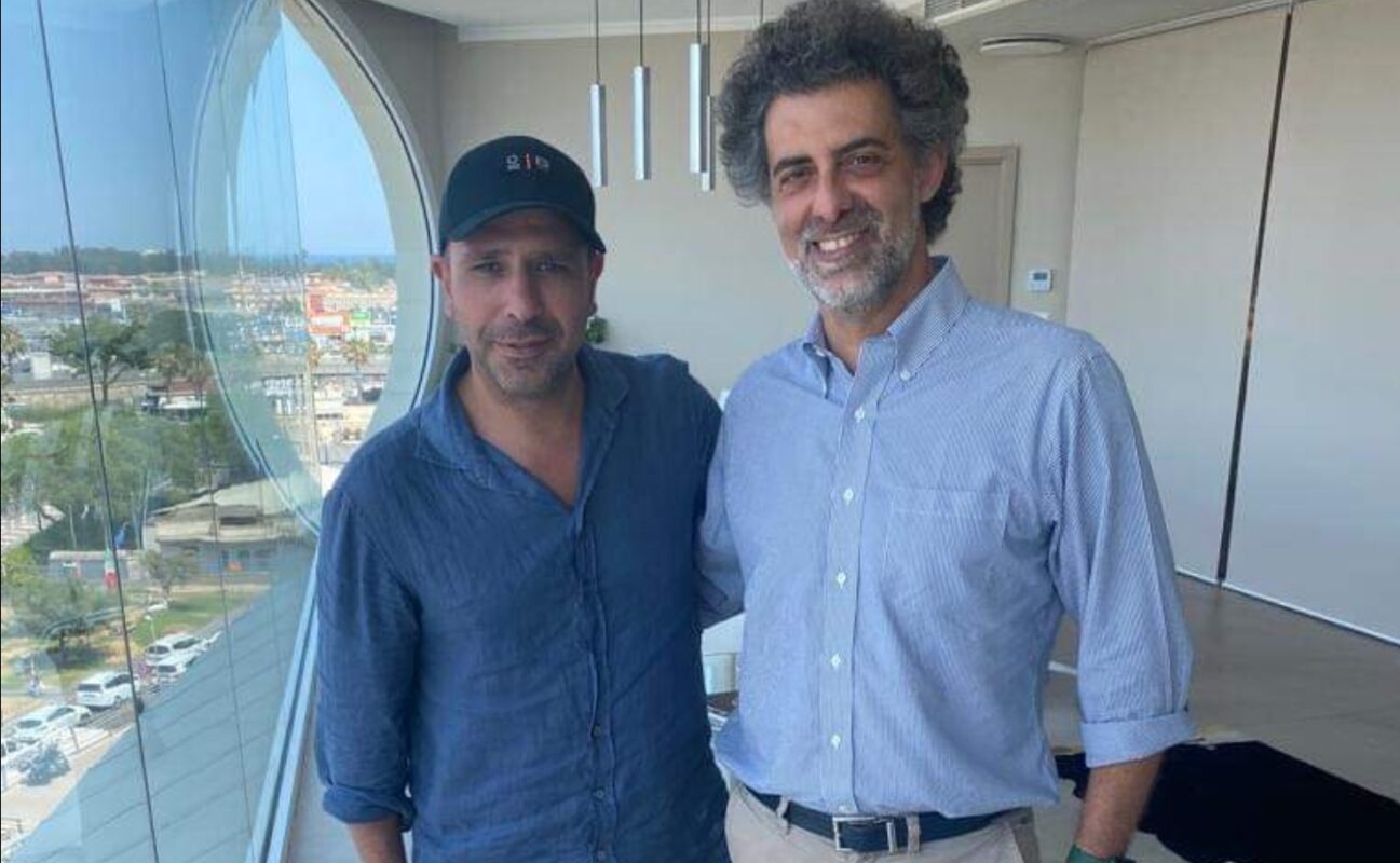 Un successo travolgente, un'accoglienza calorosa da parte del pubblico siciliano. Checco Zalone ha portato il suo nuovo spettacolo “Amore + Iva” in alcune delle location più prestigiose dell'Isola, registrando in ogni data il tutto esaurito. Teatro gremito a Palermo, al Teatro di Verdura, così come a Taormina nella magica cornice del Teatro Antico con 4500 spettatori divertiti ed entusiasti.