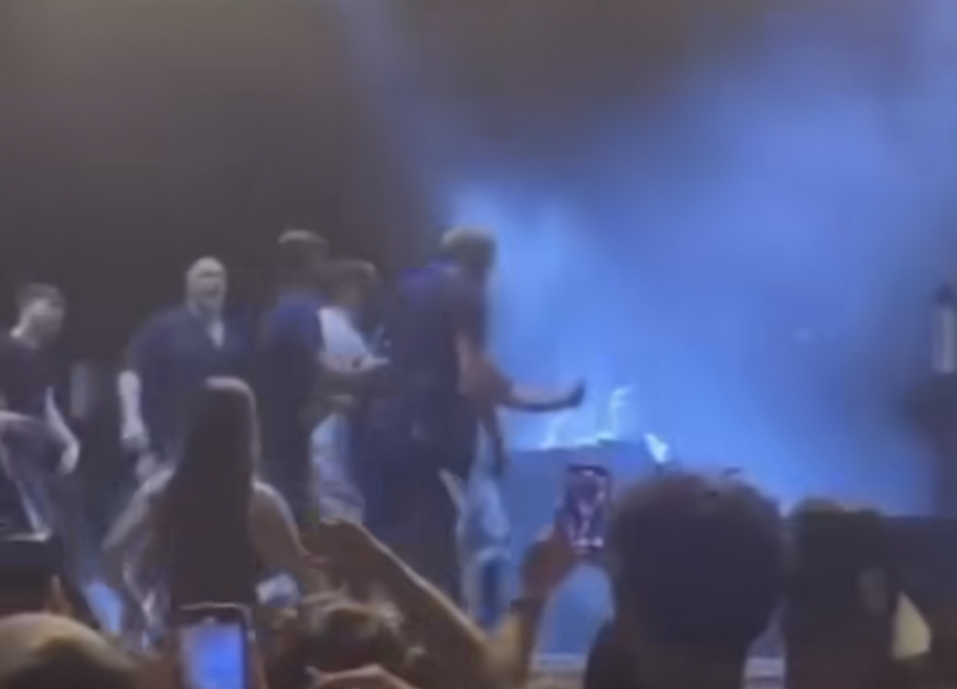 Scene di panico e caos questa sera ai Cantieri Culturali della Zisa di Palermo durante il concerto del rapper Geolier, costretto ad abbandonare il palco dopo l'invasione da parte di alcuni fan esagitati. Quella che doveva essere una festa per i tanti giovani accorsi si è trasformata in un incubo.