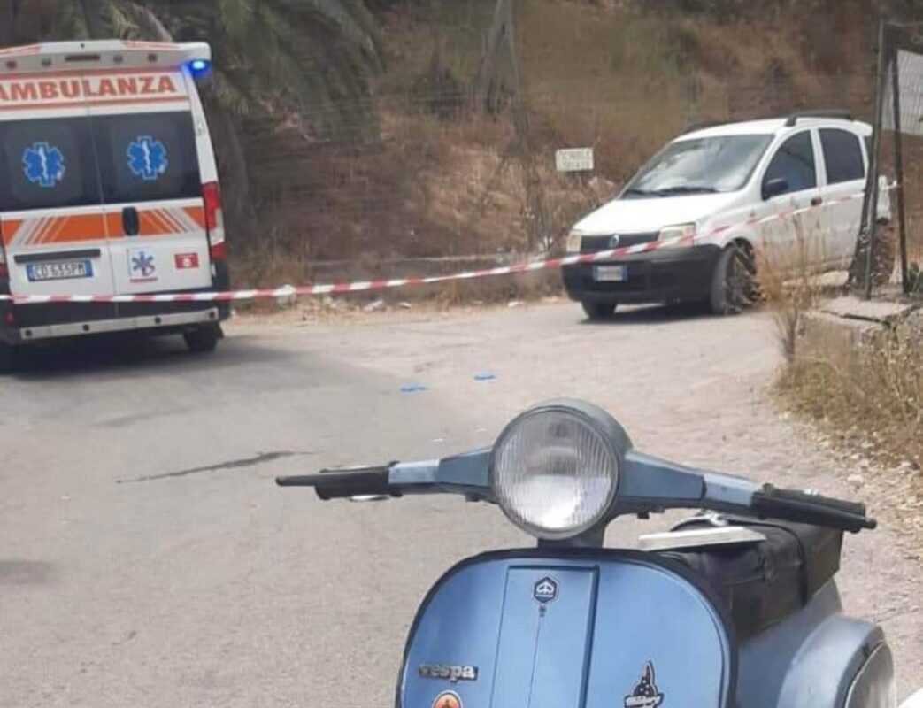 Bagheria sotto choc, uomo travolto e ucciso da un pirata della strada Tragedia questo pomeriggio nelle campagne di Bagheria, dove un anziano contadino di 71 anni, Emanuele Russo, è stato investito e ucciso da un pirata della strada mentre rientrava a casa in vespa dal suo podere. L'uomo è morto sul colpo, mentre il conducente dell'auto è fuggito via senza prestare soccorso.