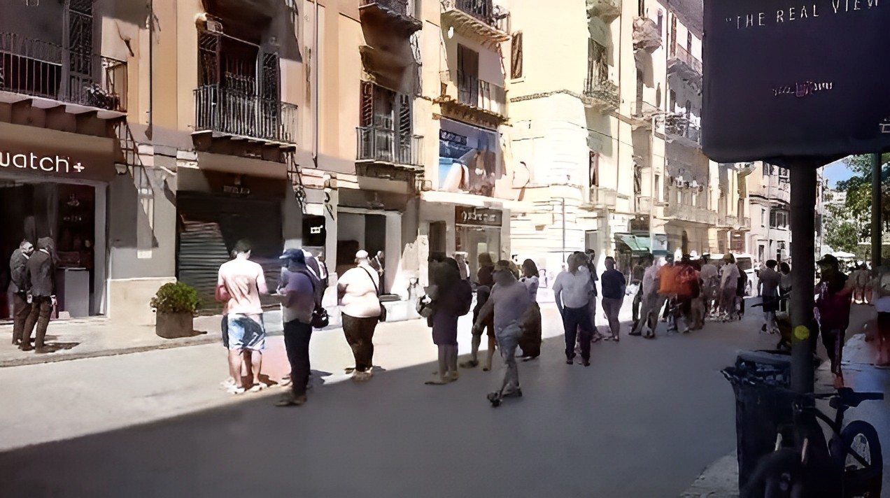 Swatch Mania a Palermo: folla in delirio per l’orologio della “Luna della fragola”