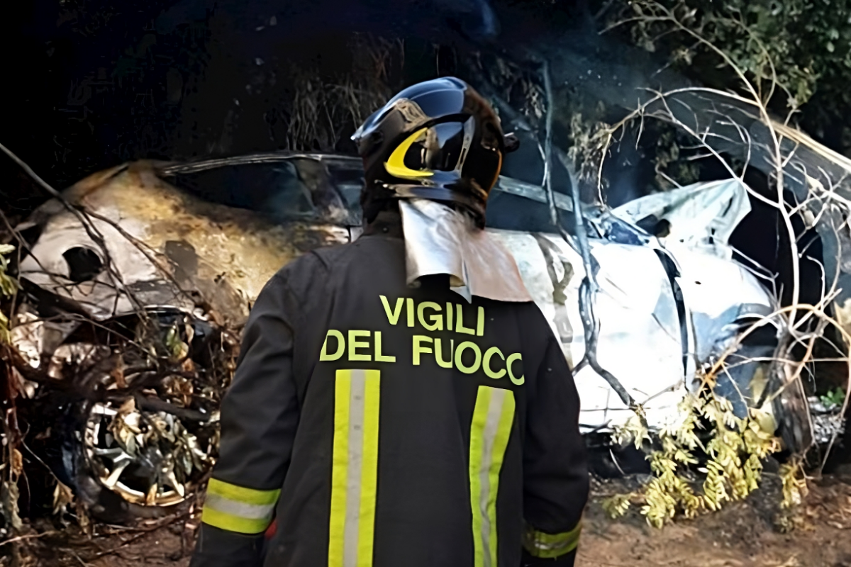 Palermo - Gabriele Naccari, 20 anni, è la giovane vittima del tremendo incidente stradale avvenuto stanotte alla Favorita, a Palermo. Il ragazzo è morto in un tragico schianto, carbonizzato nell'incendio scoppiato nella sua auto, dopo essere uscito fuori strada. Una tragedia che toglie il respiro e che getta nella disperazione più totale, una tragedia che fa versare ancora lacrime per la perdita di una giovane vita.