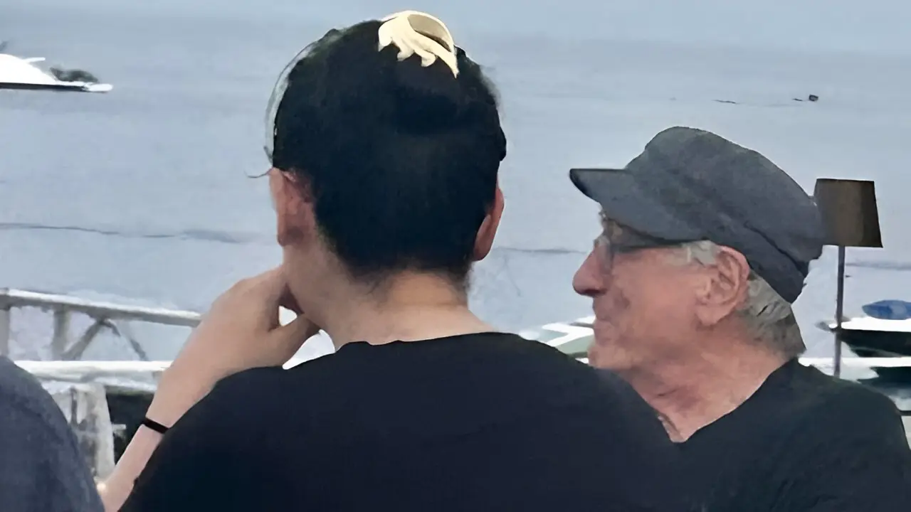 Robert De Niro è sbarcato in Sicilia per concedersi una vacanza all'insegna del relax e della privacy alle splendide Isole Eolie. Il leggendario attore di Taxi Driver è stato paparazzato nella terrazza dell’hotel “Raya” di Panarea, dove sta trascorrendo alcuni giorni lontano da riflettori e impegni di lavoro.
