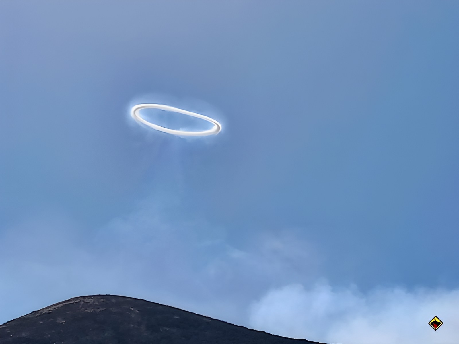 Spettacolo mozzafiato sull'Etna, il vulcano sbuffa magici anelli di fumo